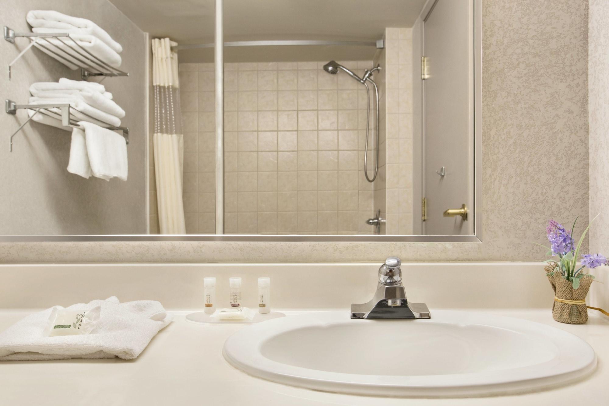 Days Inn By Wyndham Ottawa Airport Extérieur photo