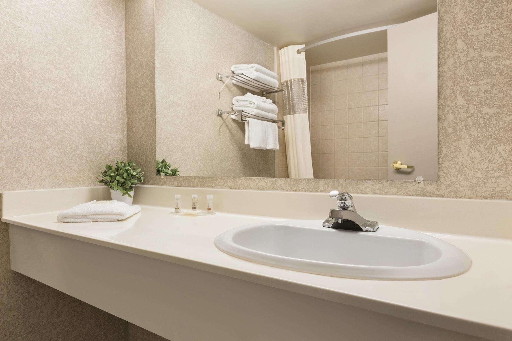 Days Inn By Wyndham Ottawa Airport Extérieur photo