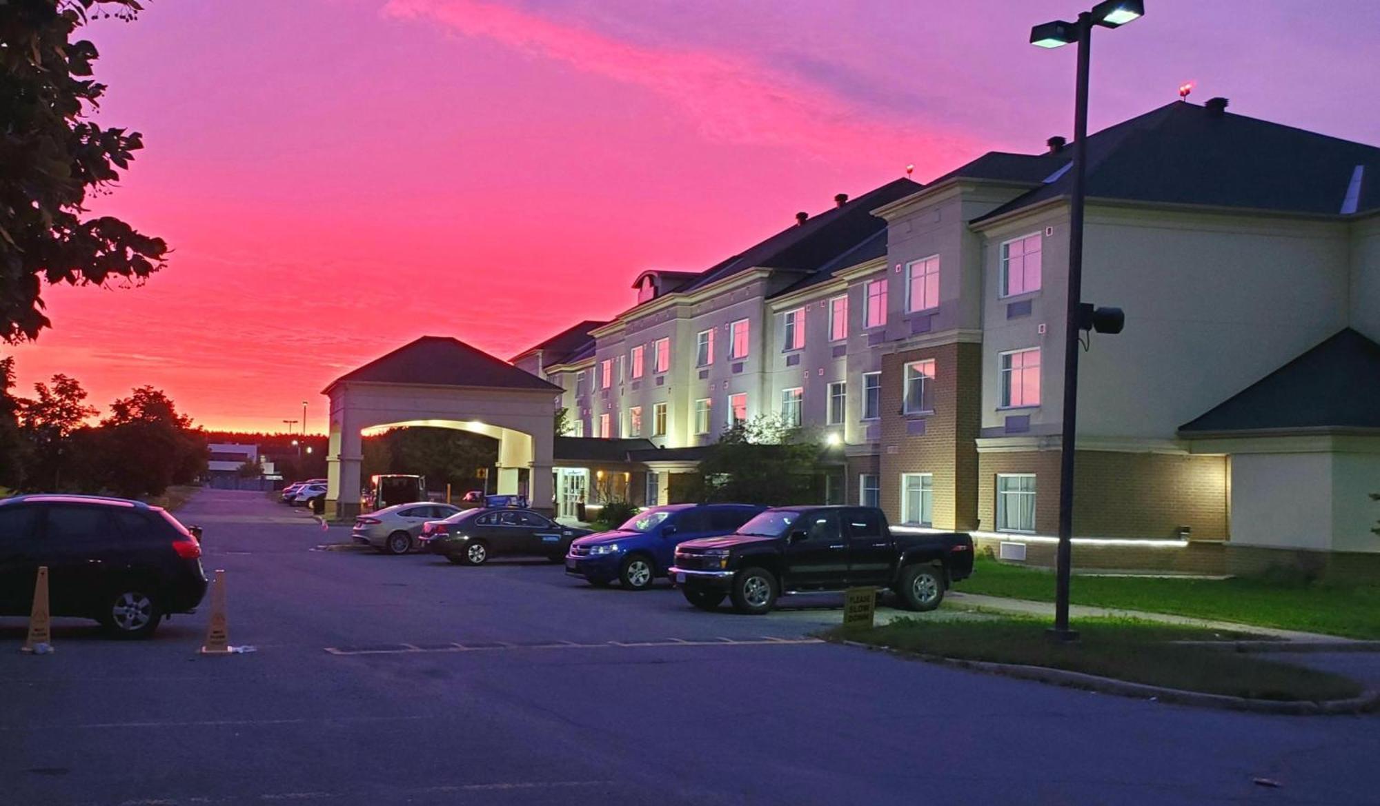 Days Inn By Wyndham Ottawa Airport Extérieur photo