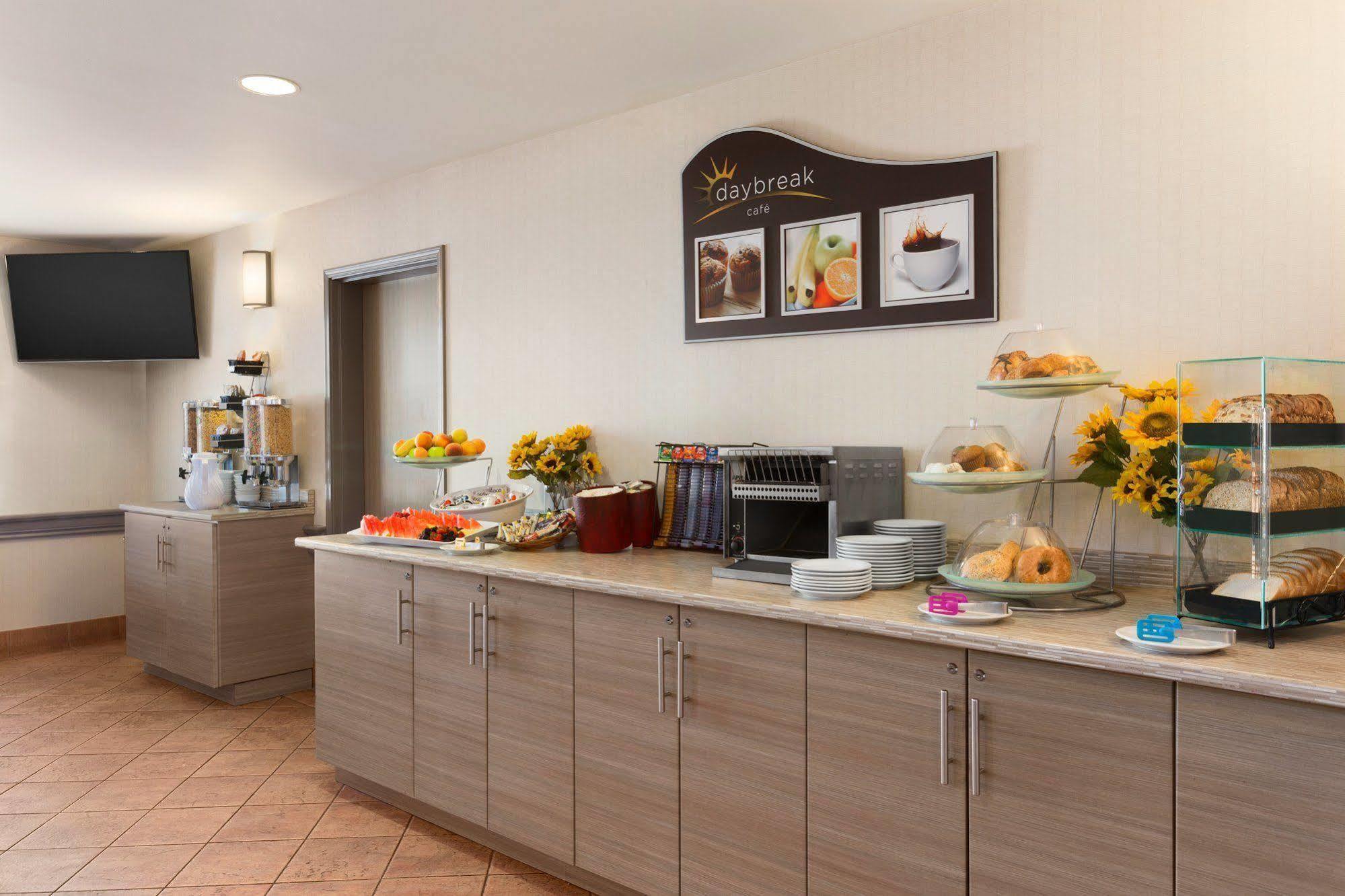 Days Inn By Wyndham Ottawa Airport Extérieur photo